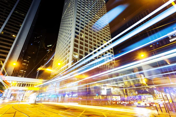 Urbana staden trafikljus spår på natten — Stockfoto