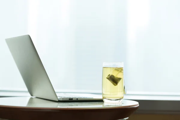 ノートパソコンとお茶 — ストック写真