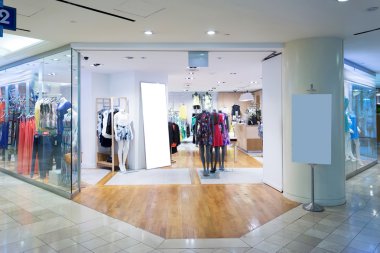 Kıyafetler moda mağaza içinde görüntüleme 