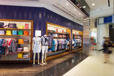 Kıyafetler moda mağaza içinde görüntüleme 