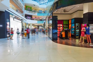 Kıyafetler moda mağaza içinde görüntüleme 