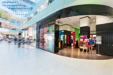 Kıyafetler moda mağaza içinde görüntüleme 