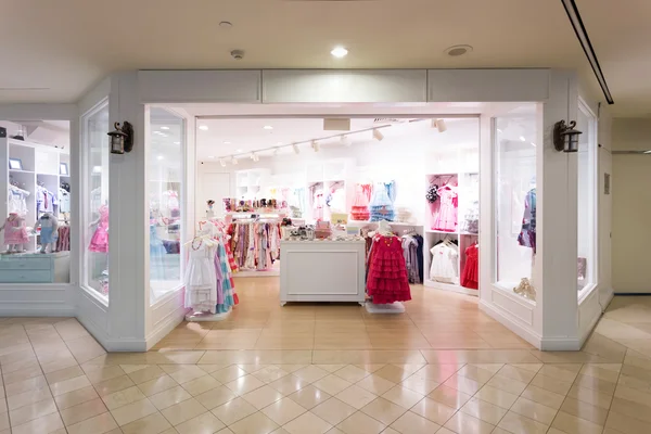 Kıyafetler moda mağaza içinde görüntüleme — Stok fotoğraf