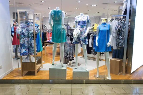 Présentoir de vêtements dans le magasin de mode — Photo