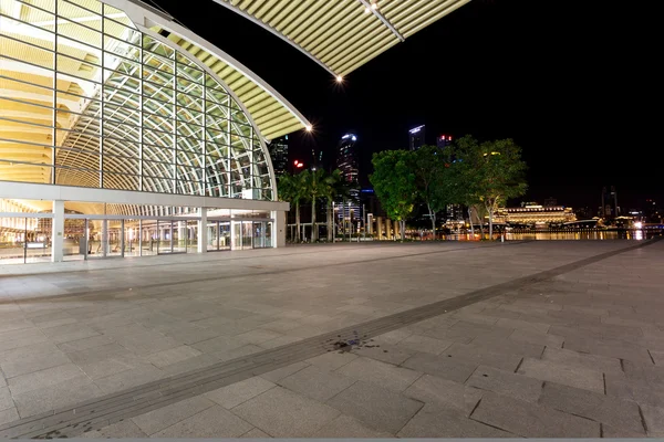 Illuminated urban building exterior — Stock Photo, Image