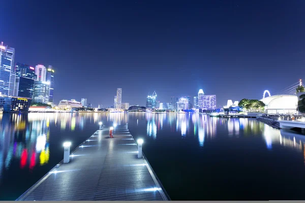 Paisaje nocturno de la ciudad moderna — Foto de Stock