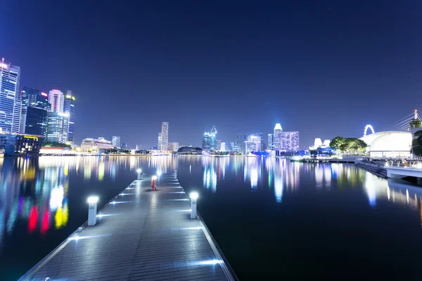 Paesaggio urbano notturno della città moderna — Foto Stock