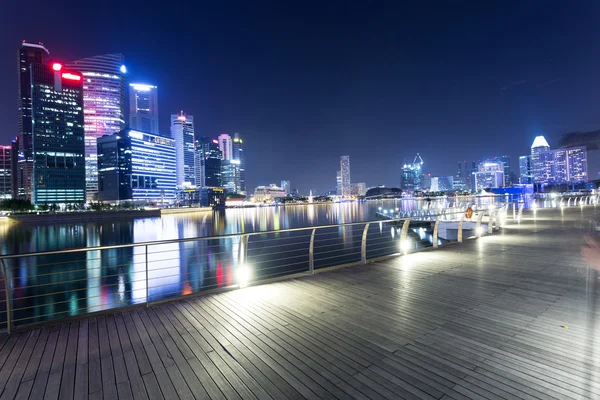 Vista notturna della città prospera — Foto Stock