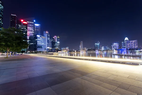 Vista notturna della città prospera — Foto Stock