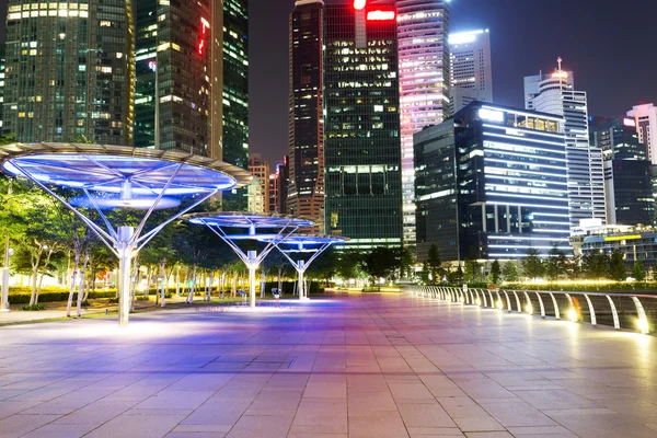 modern şehir geceleri sokak görünümü 