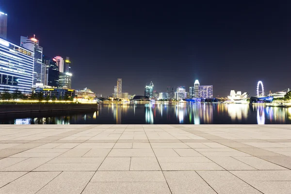 Vista notturna della città prospera — Foto Stock