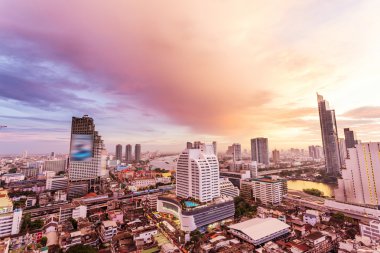 gün batımında kentsel cityscape bakış kuşu