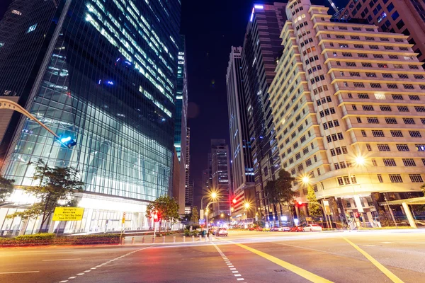 Straatmening van het moderne stad bij nacht — Stockfoto
