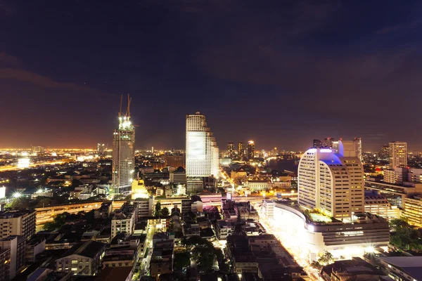 Vista de pássaro da paisagem urbana à noite — Fotografia de Stock