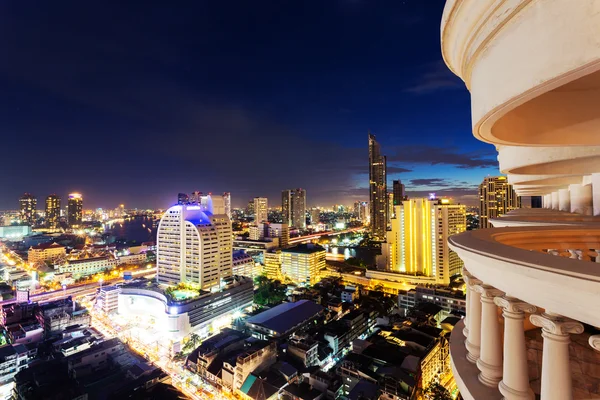 Vista de pájaro del paisaje urbano por la noche — Foto de Stock