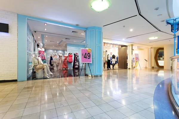 Exhibición de ropa en la tienda de moda — Foto de Stock