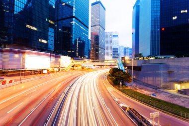 modern şehir kentsel trafik lambası yollar ve iş binaları