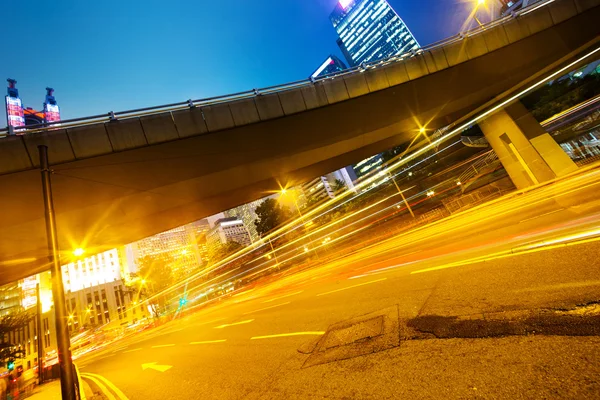 Cidade moderna trilhas de semáforo urbano — Fotografia de Stock