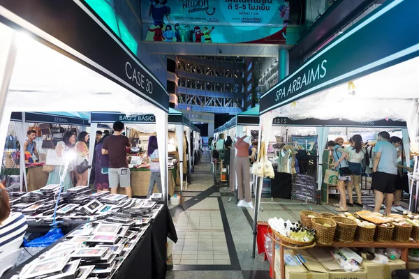 Bangkok, Thailandia-2 ottobre 2014: turista andare a fare shopping a flea mar — Foto Stock