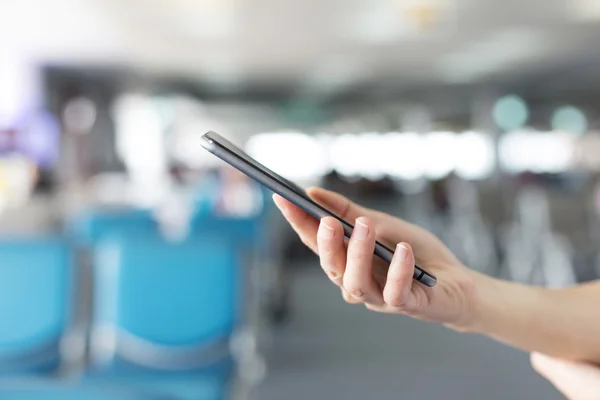 Mujer de negocios utilizar el teléfono inteligente — Foto de Stock