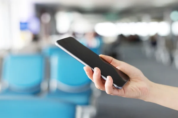 Mujer de negocios utilizar el teléfono inteligente — Foto de Stock