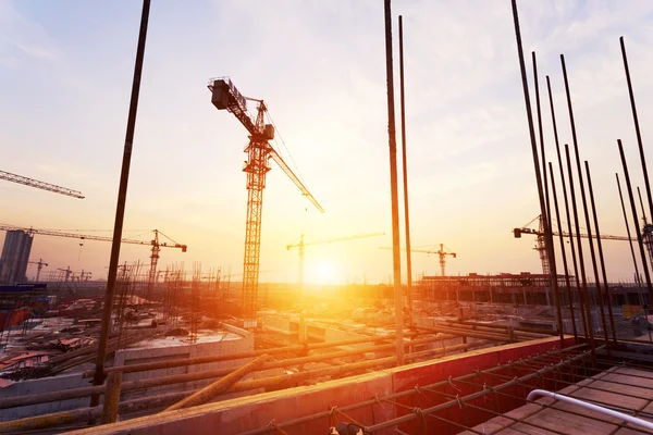 Guindaste e canteiro de obras — Fotografia de Stock