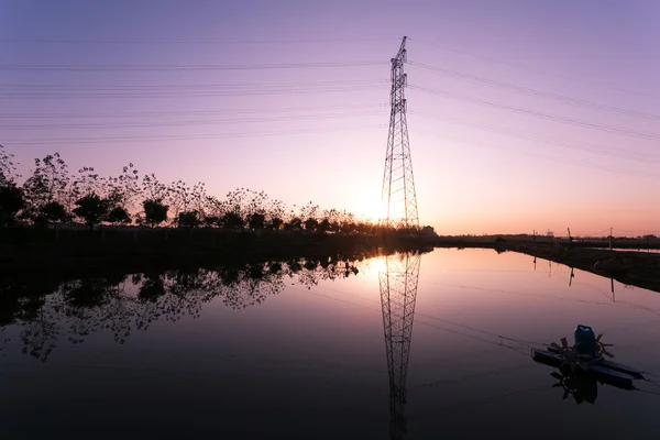 高電圧伝送タワーと風景 — ストック写真