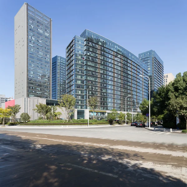 Moderno paisaje urbano y edificio de oficinas — Foto de Stock