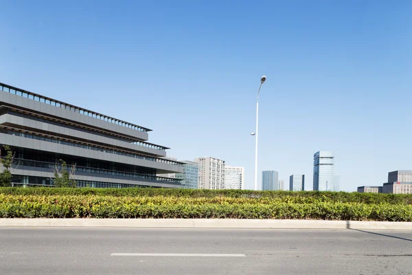 Strada della città moderna e edificio per uffici — Foto Stock