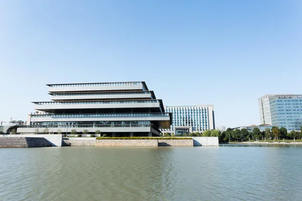 modern şehir waterscape ve idari bina