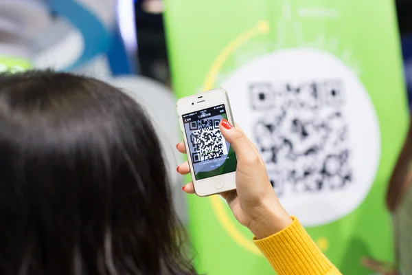 Chines jovem mulher digitalizar o código QR com telefone inteligente . — Fotografia de Stock