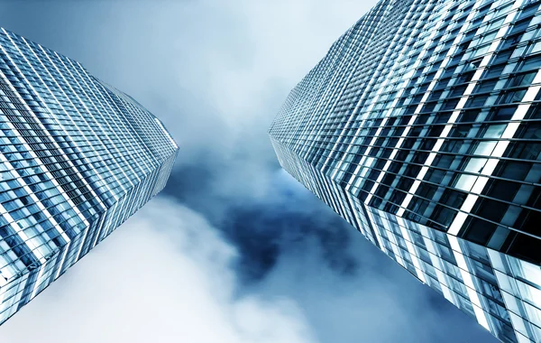 Vypadá moderní kancelářské budovy, exteriér a obloha — Stock fotografie