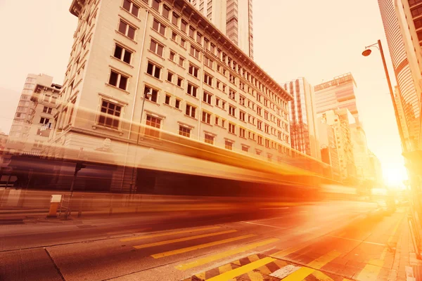 Desenfoque rastro de tráfico de movimiento en la ciudad moderna — Foto de Stock