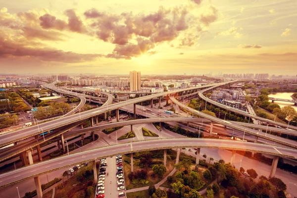 Viaduct en stadsgezicht van moderne stedelijke stad — Stockfoto