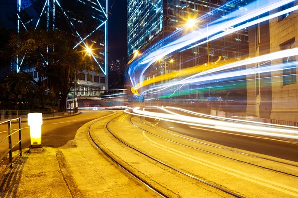 Desenfoque rastro de tráfico de movimiento en la ciudad moderna —  Fotos de Stock