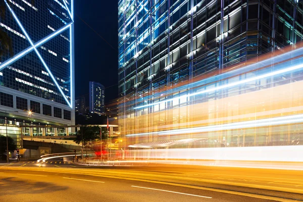 Blur rörelse trafikerar leden i modern stad — Stockfoto