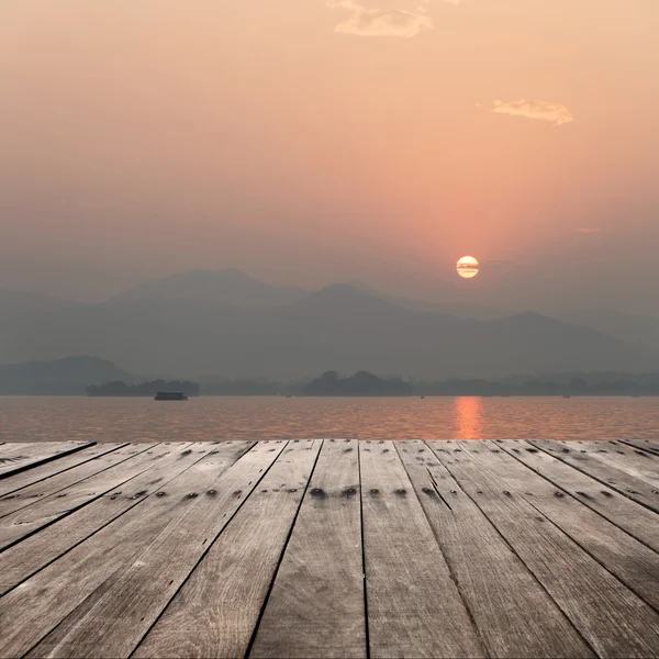 Dielenbrett mit See — Stockfoto
