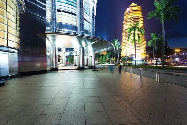 Cidade noturna e edifícios em Kuala Lumpur — Fotografia de Stock