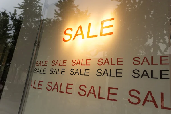 Verkoop poster in het weergavevenster van winkel — Stockfoto