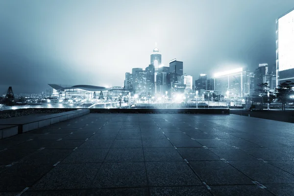 Stadsgezicht van moderne stedelijke stad tijdens de nacht. — Stockfoto