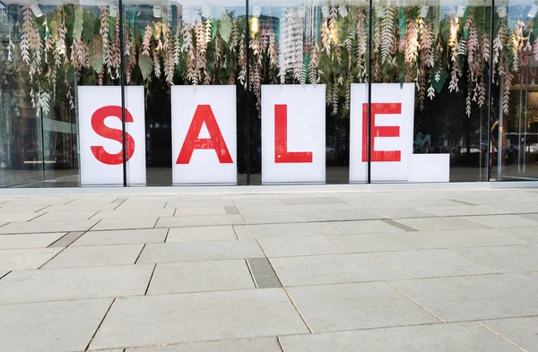 Cartel de venta en la tienda de moda — Foto de Stock