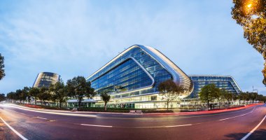Fütüristik stil office gece görünümü oluşturma