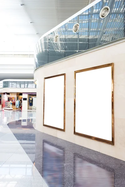 Pared del cartel en blanco en el centro comercial moderno — Foto de Stock