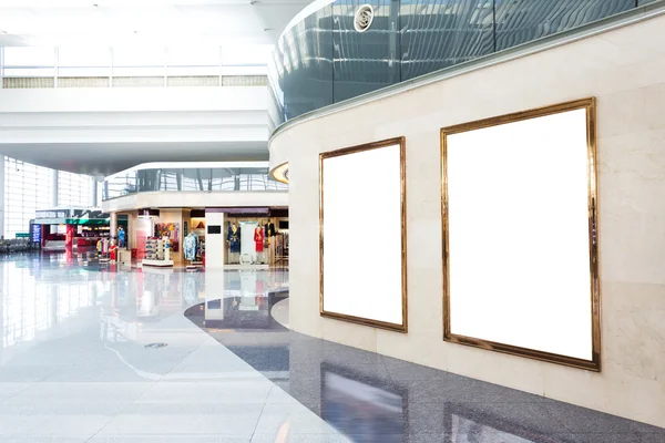 Parede de papelão de cartaz em branco no shopping moderno — Fotografia de Stock