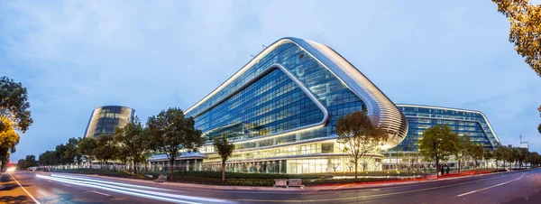 Vista nocturna del edificio de oficinas de estilo futurista — Foto de Stock