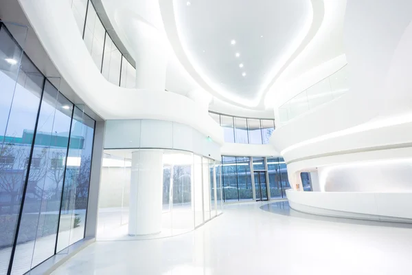 Interiorul futurist al clădirii moderne de birouri — Fotografie, imagine de stoc
