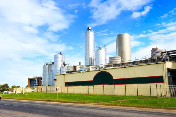 Exterior de la fábrica química contra cielo — Foto de Stock