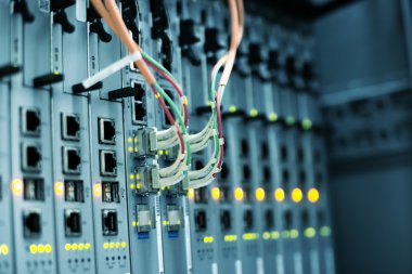 Telekomünikasyon cihazları kurulu
