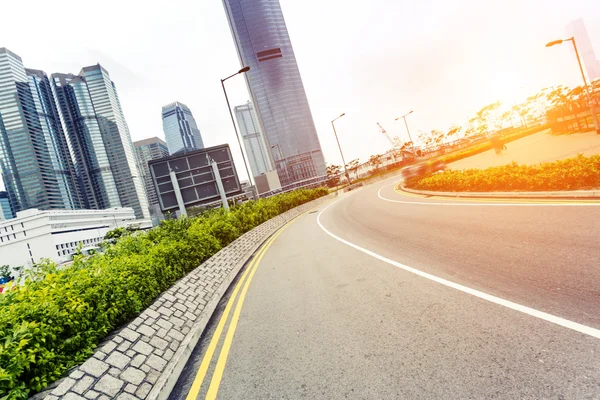 Paisagem urbana moderna e estrada — Fotografia de Stock