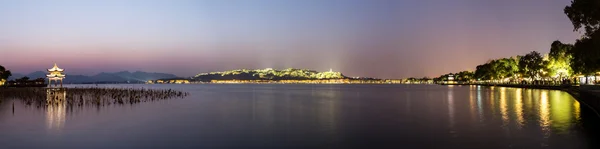 Paisaje acuático al atardecer con mirador — Foto de Stock